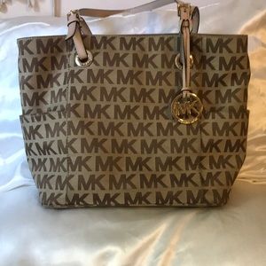 LARGE MICHAEL KORS PURSE.